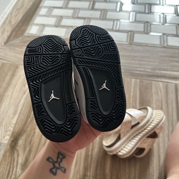 Never worn jordan 4 retro sneakers - Picture 3 of 5